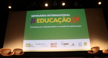 palco com telão no Seminário Internacional Educação Já