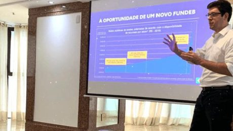 Olavo Nogueira Filho fala ao lado de telão sobre oportunidade de um novo fundeb