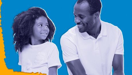 foto preta e branca de homem negro sorri apra criança negra sobre fundo azul claro