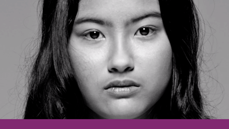 detalhe em preto e branco de rosto de jovem de origem asiática