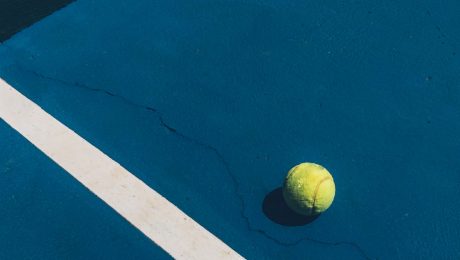detalhe de quadra de tênis azul com bolinha amarela