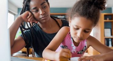 Mãe ajudando e apoiando a filha na escola online enquanto fica em casa. novo conceito de estilo de vida normal. conceito monoparental. Foto gratuita