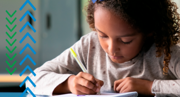 Criança escrevendo no caderno