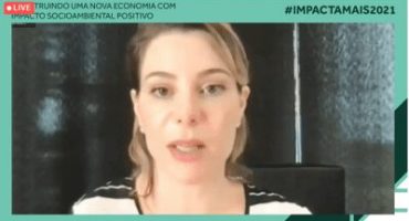 Print de videoconferência, Priscila Cruz fala olhando para a tela. Moldura #ImpactaMais2021. Construindo uma nova economia com impacto social positivo.