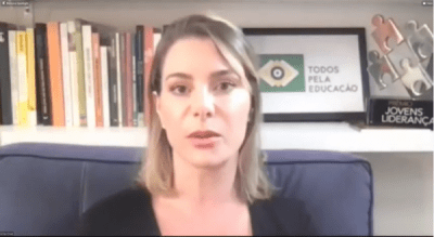 Priscila Cruz participa do webinário Direitos Já Desafios para uma Articulação Nacional no Enfrentamento à Pandemia Priscila Cruz fala olhando para a câmera (print de tela de videoconferência).
