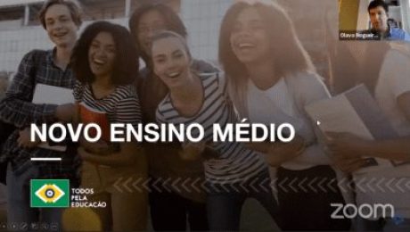 Print de videoconferência apresentação com foto de jovens sorrindo: Novo Ensino Médio. Logo Todos Pela Educação. No canto superior direito, Olavo Nogueira Filho fala à câmera.