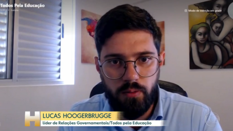 Lucas Hoogerbrugge, homem, branco, de barba e óculos de grau, fala olhando para o vídeo.