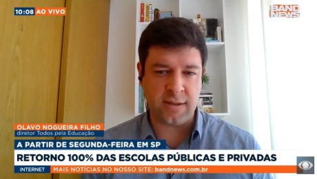 Tela do telejornal da BandNews. Olavo Nogueira Filho, homem branco, fala olhando para o vídeo.