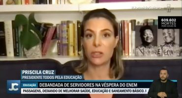 Tela de telejornal mostra Priscila Cruz, mulher loura, falando olhando para a câmera.