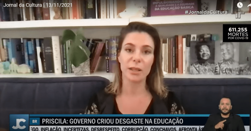 Priscila cruz em sentada olhando de frente para a câmera em vídeo conferência