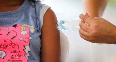 Imagem de criança sendo vacinada