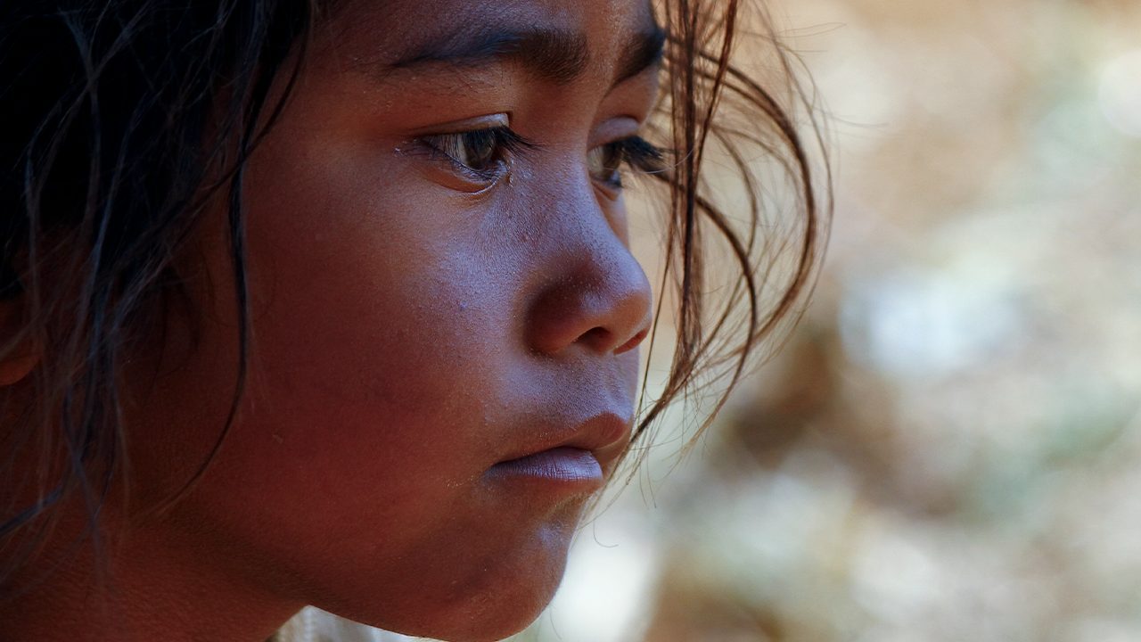 Detalhe do rosto de perfil de uma criança de traços indígenas