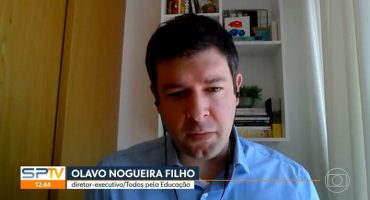 Olavo Nogueira Filho, homem branco, cabelos escuros, fala olhando para a câmera. Comenta sobre a queda de vagas no Ensino fundamental.
