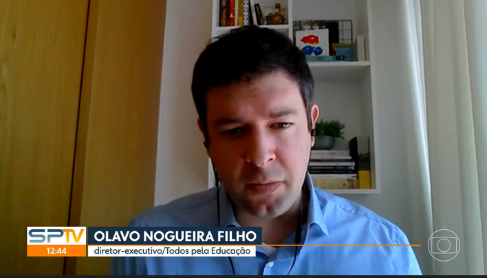 Olavo Nogueira Filho, homem branco, cabelos escuros, fala olhando para a câmera. Comenta sobre a queda de vagas no Ensino fundamental.