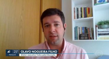 Olavo Nogueira Filho, homem branco, cabelos pretos, camisa rosa, fala olhando para a câmera.