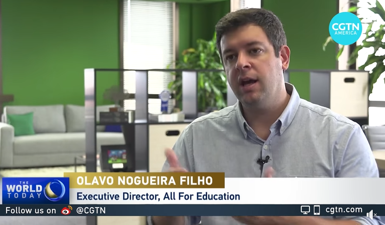 Olavo Nogueira Filho, homem, branco, com camisa social clara, falando sobre pandemia.