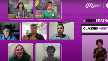 Foto de oito pessoas (cinco mulheres e três homens), em uma chamada de vídeo. O fundo é roxo. Texto: Realização Fundação Roberto Marinho. Futura. #Nem1PraTrás. Classes Abertas.