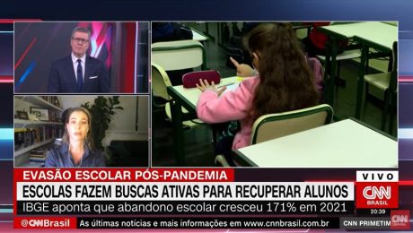 Captura de tela da CNN Brasil: repórter, Priscila Cruz e menina de costas em sala de aula.