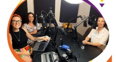 Priscila Cruz, do Todos Pela Educação, no estúdio com Cris Bartis e Ju Wallauer, do podcast mamilos