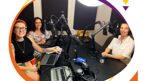 Priscila Cruz, do Todos Pela Educação, no estúdio com Cris Bartis e Ju Wallauer, do podcast mamilos