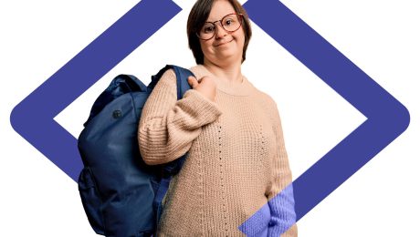 Menina de óculos segurando uma mochila e sorrindo