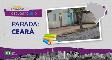 Imagem de uma rua de terra, com uma árvore na frente de uma casa de parede branca e porta azul. Ao lado, o texto: Caravanas Educação Já, Parada: Ceará.