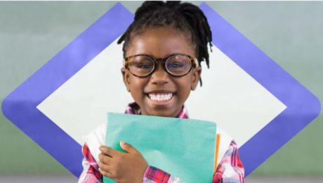 Criança negra de óculos segurando livros e sorrindo.