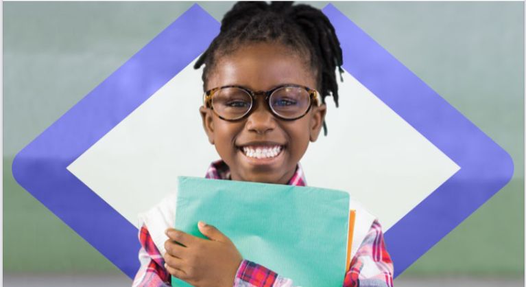 Criança negra de óculos segurando livros e sorrindo.