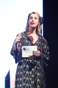 Priscila Cruz fala o microfone durante premiação Congresso em Foco 2023