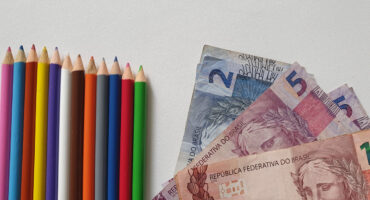 dinheiro brasileiro na mesa mais lápis de cor