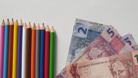 dinheiro brasileiro na mesa mais lápis de cor