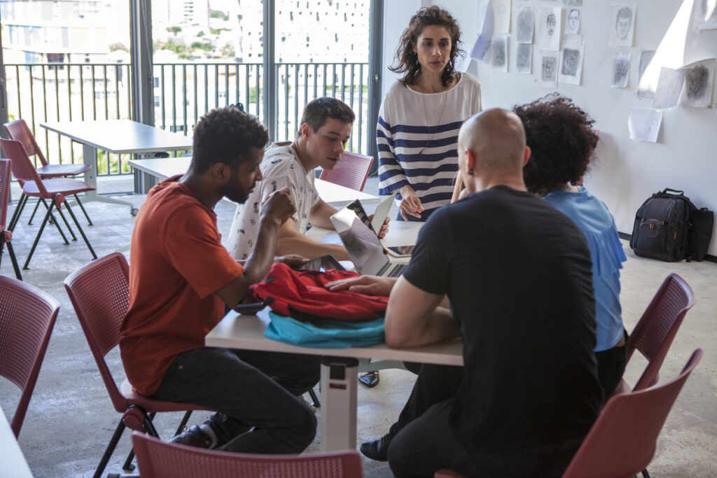 Professores reunidos em sala de aula
