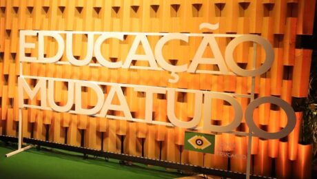 letra caixa escrito Educação Muda Tudo junto à logomarca Todos Pela Educação