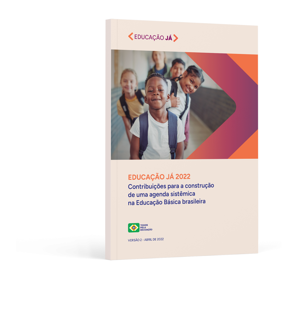 Imagem de capa de uma publicação do movimento Educação Já, apresentada em mockup 3D, simulando um livro de capa mole. No topo da capa, lê-se o título "Educação Já" entre sinais gráficos de destaque. A imagem principal mostra um grupo de crianças sorridentes em um corredor escolar, com mochilas nas costas, simbolizando diversidade racial e entusiasmo escolar. Abaixo da imagem, está o título: “Educação Já 2022 – Contribuições para a construção de uma agenda sistêmica na Educação Básica brasileira”. Na parte inferior, consta o logotipo da ONG Todos Pela Educação e a informação: "Versão 2 – Abril de 2022". O design gráfico é marcado por tons de laranja, roxo e bege, com formas geométricas em seta à direita, sugerindo direção e movimento.