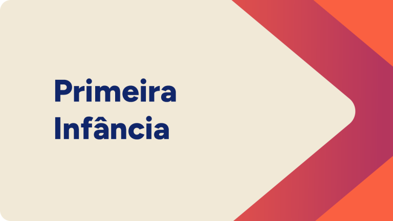 Imagem gráfica com off white e a frase “Primeira Infância” em azul escuro. À direita, há uma seta larga em tons de vermelho e laranja apontando para a esquerda.