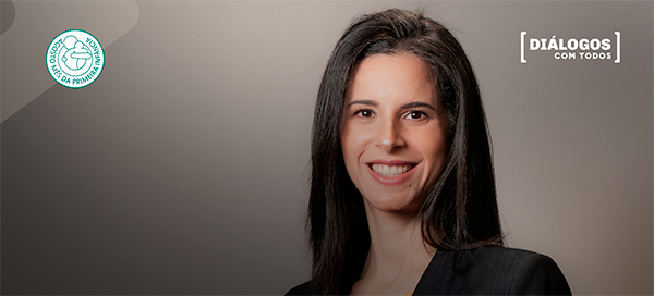 Mariana Luz, mulher de cabelo escuro e liso, sorri em frente a um fundo neutro. Ela veste blazer preto e aparece entre os logos do movimento “Todos Pela Primeira Infância” (à esquerda) e da série "[Diálogos com Todos]" (à direita). Mariana é CEO da Fundação Maria Cecilia Souto Vidigal e participa da iniciativa do Todos Pela Educação dedicada ao debate sobre os desafios da educação infantil no Brasil.