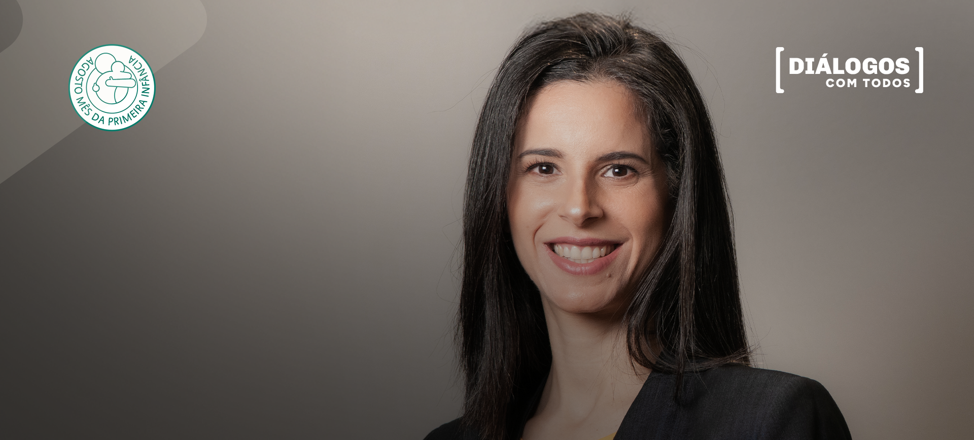 Mariana Luz, mulher de cabelo escuro e liso, sorri em frente a um fundo neutro. Ela veste blazer preto e aparece entre os logos do movimento “Todos Pela Primeira Infância” (à esquerda) e da série "[Diálogos com Todos]" (à direita). Mariana é CEO da Fundação Maria Cecilia Souto Vidigal e participa da iniciativa do Todos Pela Educação dedicada ao debate sobre os desafios da educação infantil no Brasil.