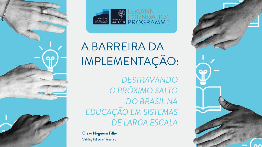 Arte gráfica com fundo dividido em branco e azul. No topo, aparecem os logotipos da Blavatnik School of Government (Universidade de Oxford) e do Lemann Foundation Programme. No centro, em destaque, está o título: “A barreira da implementação: destravando o próximo salto do Brasil na educação em sistemas de larga escala”. Abaixo, consta o nome do autor: Olavo Nogueira Filho, Visiting Fellow of Practice. Nas laterais da imagem, mãos apontam para o texto central, enquanto ícones de lâmpadas e de livros abertos estão desenhados sobre o fundo azul.