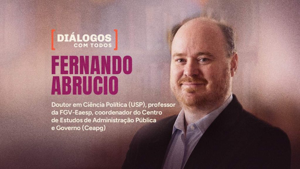 Arte gráfica de divulgação com o título “Diálogos com Todos” em destaque, seguida do nome “Fernando Abrucio”. À direita, há a imagem de um homem branco, careca e com barba, vestindo blazer e camisa social, olhando para a câmera com leve sorriso. O texto informa que ele é doutor em Ciência Política pela USP, professor da FGV-Eaesp e coordenador do Centro de Estudos de Administração Pública e Governo (Ceapg). O fundo possui tonalidades suaves e textura granulada, conferindo um aspecto institucional e moderno.
