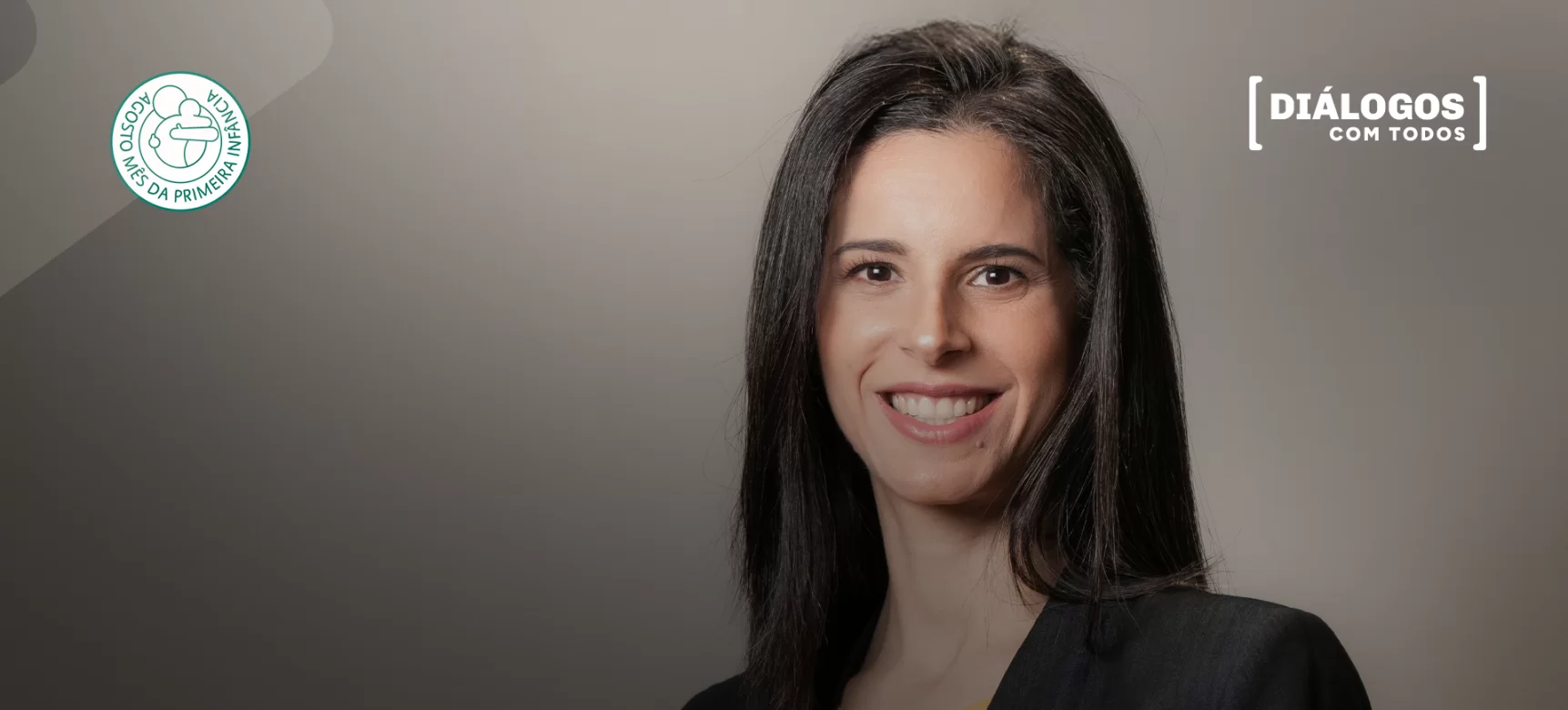 Mariana Luz, mulher de cabelo escuro e liso, sorri em frente a um fundo neutro. Ela veste blazer preto e aparece entre os logos do movimento “Todos Pela Primeira Infância” (à esquerda) e da série "[Diálogos com Todos]" (à direita). Mariana é CEO da Fundação Maria Cecilia Souto Vidigal e participa da iniciativa do Todos Pela Educação dedicada ao debate sobre os desafios da educação infantil no Brasil.