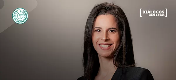 Mariana Luz, mulher de cabelo escuro e liso, sorri em frente a um fundo neutro. Ela veste blazer preto e aparece entre os logos do movimento “Todos Pela Primeira Infância” (à esquerda) e da série "[Diálogos com Todos]" (à direita). Mariana é CEO da Fundação Maria Cecilia Souto Vidigal e participa da iniciativa do Todos Pela Educação dedicada ao debate sobre os desafios da educação infantil no Brasil.
