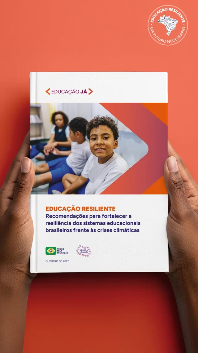 A crise climática interrompe aulas, prejudica a aprendizagem, danifica escolas e aprofunda desigualdades. Fortalecer a resiliência educacional é urgente! 
Com essa premissa, lançamos o documento Educação Resiliente, junto ao @vozesdaeducacao_ e apoio da @b3_oficial. Já disponível em nosso site (link na bio). 
O evento de lançamento aconteceu ontem (28), em São Paulo (SP), e reuniu autoridades, gestores e especialistas, em debates sobre os desafios e caminhos possíveis para proteger o direito à educação em um cenário de crescentes emergências climáticas.
Estiveram presentes: 
ABERTURA:
Ana Buchaim (@anabuchaim), vice-presidente de Pessoas, Marketing, Comunicação, Sustentabilidade e Investimento Social na B3
Priscila Cruz (@pricruz_educacao), presidente-executiva do Todos Pela Educação
Tabata Amaral (@tabataamaralsp), deputada federal e presidente da Comissão Especial do PNE
EDUCAÇÃO RESILIENTE: DO QUE ESTAMOS FALANDO?
Carolina Campos (@carolcampos.educa), diretora-executiva do Vozes da Educação
Mônica Pinto (@monicadiaspinto), chefe de Educação do @unicefbrasil 
Ricardo Henriques (@rms.henriques), superintendente-executivo do @institutounibanco 
A TOMADA DE DECISÕES FRENTE À CRISE CLIMÁTICA
Cesar Callegari (@cesar.callegari), presidente do Conselho Nacional de Educação (CNE)
Kátia Schweickardt (@katia.schw), secretária de Educação Básica do @mineducacao (SEB/MEC)
Luiz Miguel Garcia (@profluizmiguel), presidente da @undimenacional
Patrick Tranjan (@patricktranjan), secretário municipal @educacao_belem e representante do @consec_educacao
Raquel Teixeira (@raquelateixeira), secretária estadual @seducrs 
.
.
.
#EducacaoResiliente #TodosPelaEducacao