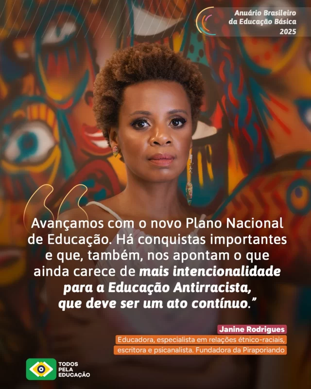 Intencionalidade política para a Educação Antirracista: em artigo no Anuário Brasileiro da Educação Básica 2025, Janine Rodrigues (@janinerodrigues_n) evidencia essa necessidade e aponta alguns avanços nesse sentido, contemplando o Novo Plano Nacional de Educação. Confira em anuariodaeducacao.org.br (link na bio).

*Janine Rodrigues é educadora, especialista em relações étnico-raciais, escritora e psicanalista. Fundadora da @piraporiando.
.
#PraTodosVerem: este post contém texto alternativo.
.
.
.
#EducacaoAntirracista #TodosPelaEducação