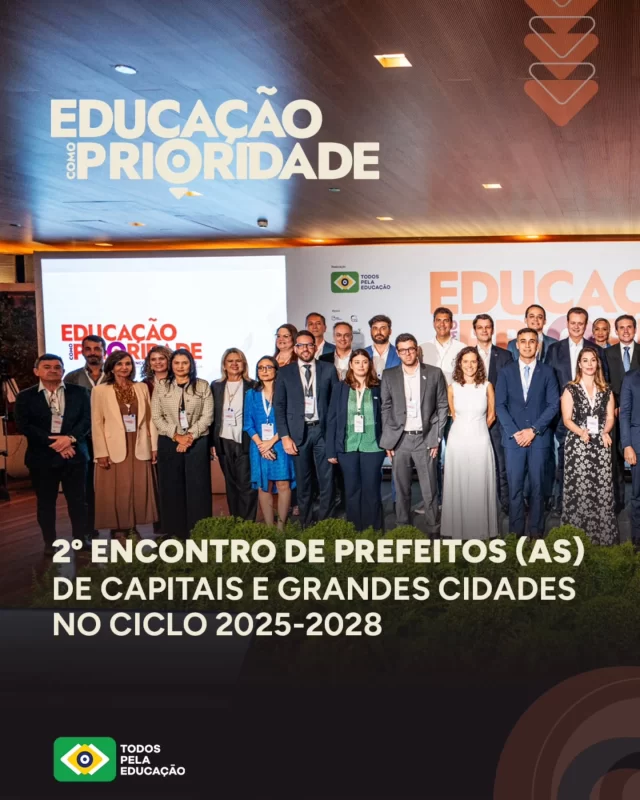 Um encontro que ficou marcado como o símbolo da relevância da gestão municipal para a Educação Básica brasileira: Educação como Prioridade: 2º Encontro de Prefeitos(as) de Capitais e Grandes Cidades no Ciclo 2025-2028.

Compromissos, legados, experiências, resultados e caminhos foram discutidos ontem (11), em Brasília (DF), com um grupo de lideranças políticas que podem - e devem - fazer a transformação no ensino público acontecer. Confira como foi a cobertura aqui no Destaque "2° EP".

Agradecemos a todos e todas que participaram e contribuíram para a qualificação deste debate. E a nossa iniciativa Educação Já Municípios seguirá contribuindo tecnicamente para as gestões locais avançarem.

Saiba mais sobre o evento no site. Em breve, mais conteúdos por aqui!

Realização: Todos Pela Educação.
.
.
.
Apoio: @abemcomum; @novaescola; @cenpec_educacao; @centrolemann; @ensinabrasil; Fundação @somosbracell; @fundacaoitau; @fundacaolemann; @fundacao.flupp; @fundacaomariacecilia; @institutoarticule; @institutoavisala; @institutoayrtonsenna; @institutonatura; @institutoreuna; @itausocial; @labedu.org.br; @motriz_org; @movprofissaodocente
.
.
.
#PraTodosVerem: este post contém texto alternativo.
.
#EducaçãoJáMunicípios #EducaçãoMunicipal