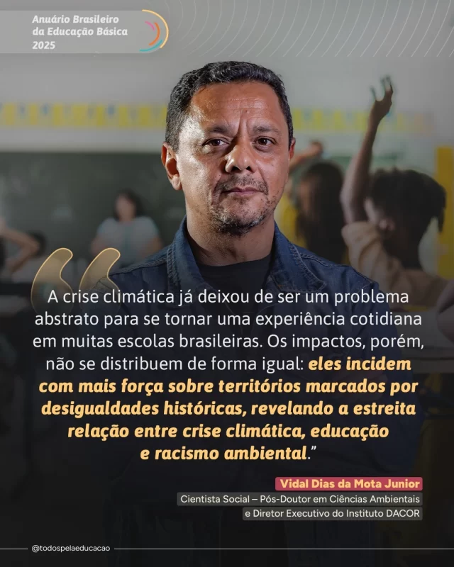 Crise climática, racismo ambiental e educação estão estritamente ligados, já percebeu? 

Em artigo no Anuário Brasileiro da Educação Básica 2025, Vidal Dias da Mota Junior, do @instituto_dacor, analisa como eventos climáticos extremos têm impactado as escolas brasileiras, especialmente em territórios marcados por desigualdades históricas.

Confira a íntegra, com caminhos para redes de ensino mais resilientes em anuariodaeducacao.org.br (link na bio). 
.
#PraTodosVerem: este post contém texto alternativo.
.
.
.
#EducaçãoResiliente #TodosPelaEducação